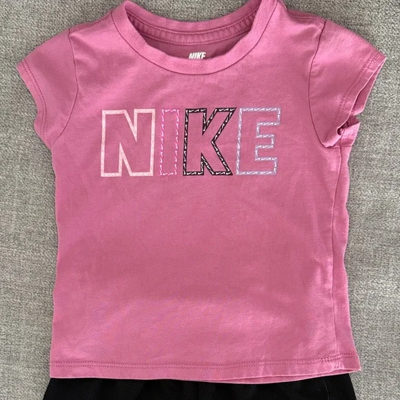Toddler Nike Pink T-Shirt and Black Shorts Set (2T) - Picture 3 of 4